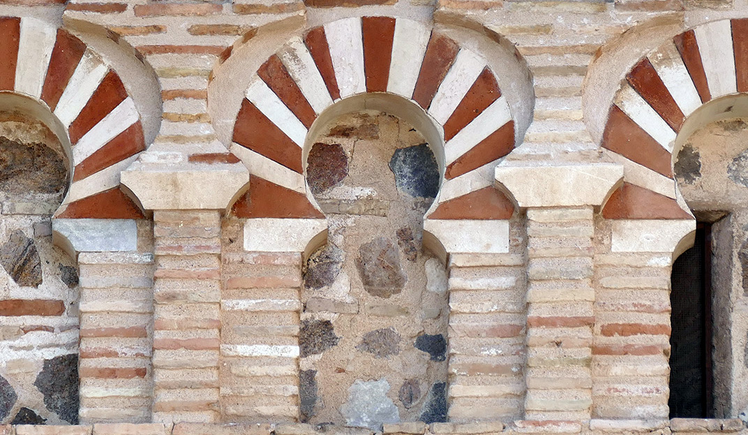 Detalle arcos de herradura con sus dovelas coloreadas alternas. Cristo de la Luz, Toledo. Fotografía de Juan Alcor (https://www.flickr.com/photos/juanalcor/)